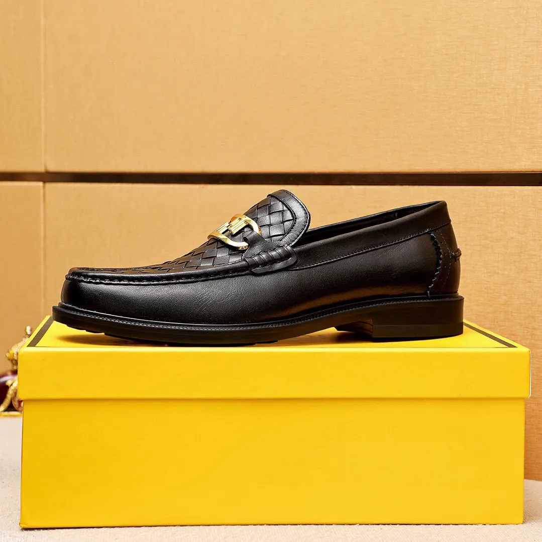 Men's shoes 💰460 💐 Product trademark: FENDI [Fendi] casual leather shoes Regular size: 38-44 (45🉑️customized) Product materials: Selected imported first-layer cowhide embossed upper + luxury hardware buckle, imported cowhide lining. Strong three-dimensional visual effect, rubber outsole Color: 1⃣️color optional